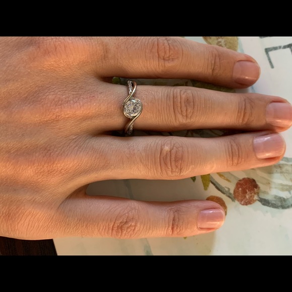 Classic Engagement Cubic Zircon Ring gorgeous - Picture 5 of 8